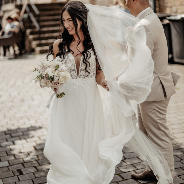 REAL BRIDE Rebecca 💫

Rebecca & Rico haben sich während des Studiums kennengelernt und das mitten in der Corona-Zeit. Aus einer Begegnung in besonderen Umständen wurde eine große Liebe 🤗 Als es um ihr Brautkleid ging, war für Rebecca schnell klar, wohin sie möchte: „So viele Freunde und Dienstleister haben mir die Brautblüte empfohlen und sie hatten alle recht.“ Ihr Fitting beschreibt sie als emotional, herzlich und einfach unvergesslich 🫶🏼 Geheiratet hat sie schließlich in einer traumhaften A-Linie @missstellayork und sah ganz zauberhaft aus!

Dress: @missstellayork 
Bride: @becci_b155 
Photo: @kirasteinfotografie 
Location: @12apostel_schulenburg 
H&M: @alwaysforever.brautstyling 
Flowers: @hochzeitsdeko_dekodiamant 

#realbride #brautblütebraut #Brautkleid #hochzeitskleid #stellayork #alinie #braut2025 #hochzeitsinspiration #weddingdress #bridelook #hochzeit #coronaliebe #brautfitting #herzvollermoment #heiraten2025 #weddingstyle #brautinspiration