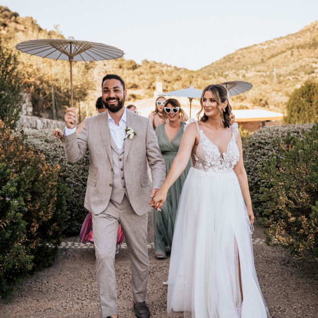 Unsere wunderschöne BRAUT VANESSA hat auf Mallorca in einer traumhaften Finca „Ja“ gesagt und wir sind immer noch verzaubert! 💫 Die romantische A-Linie von @millanova stand ihr einfach perfekt: so elegant, so leicht und so schön! Danke, dass wir ein Teil deines großen Tages sein durften! 🫶🏼

Bride: @va_nessa_307 
Dress: @millanova 
Photo: @ilona_antina_photography
Planning: @lovebirdsmallorca 

brautblütebride #mallorcawedding #millanova #alinebrautkleid #destinationwedding #brautmoment #sayyes #bridegoals #bohowedding #hochzeitszauber #brautinspiration