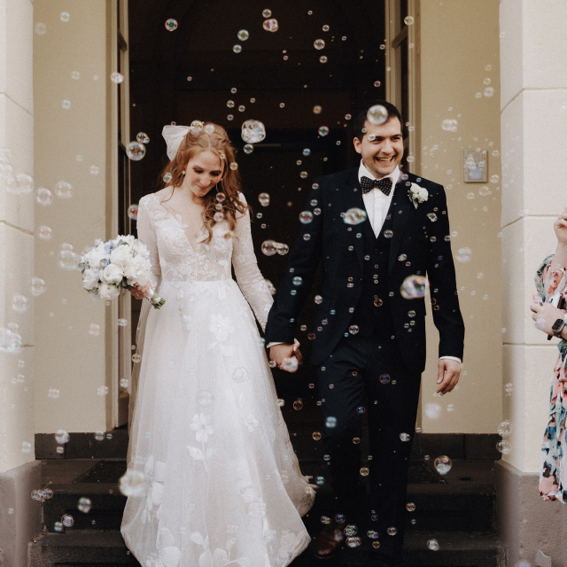 REAL BRIDE NINA 🧡

Von Anfang an wusste sie: Ein Kleid mit langen Ärmeln soll es sein! Und mit August von @ria.tener hat sie ihr Traumkleid gefunden. 🤍 Ninas Tipp an alle zukünftigen Bräute: „Vertraut eurem Bauchgefühl und lasst euch von niemandem reinreden!“

Wir sind so dankbar, Teil dieses besonderen Moments gewesen zu sein. Liebe Nina – du sahst einfach umwerfend schön aus! 🥰

Dress: @ria.tener 
Bride: @nina_isabell_mpsks 
Photo: @lin_photography_nrw 
Location: @schlosseller 
Florist: @flowersbymasen 

#brautkleid realbride #brautblütebride #braut2025 #langeärmel #spitzenkleid #traumkleid #hochzeitskleid #bridalinspo #bridetobe #sayyestothedress #bridestyle #hochzeit2025 #modernbride #brautkleidmitärmeln #brautkleidliebe