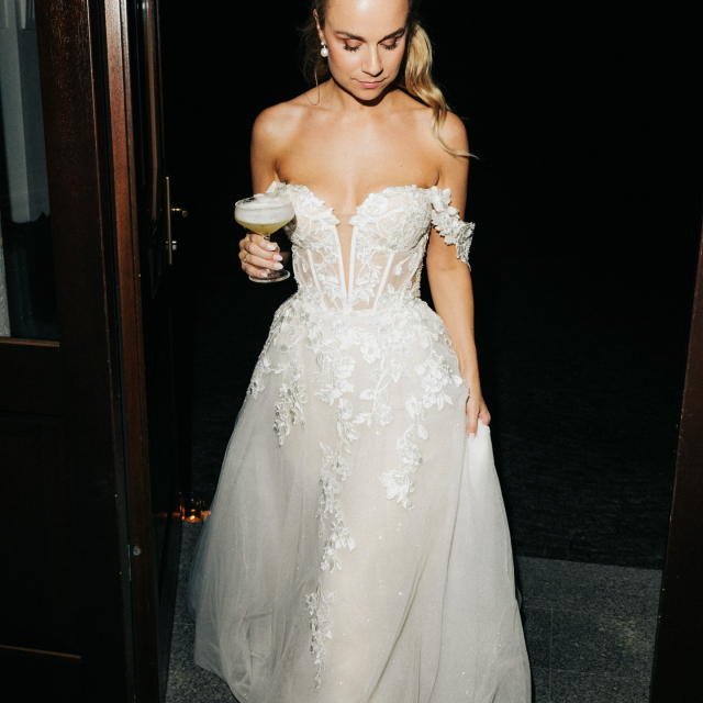 REAL BRIDE JANINA 💫 

Auf dem Hohen Darsberg feierte sie mit ihrem Mann Noah eine Hochzeit voller schlichter Eleganz im engsten Kreis, aber mit ganz großem Gefühl 🤍 Sie sagt: „Spätestens als der Schleier kam und die Tränen bei meiner Oma, meiner Mama, meiner besten Freundin und mir flossen, wusste ich: Das ist mein Kleid.“ ✨
Liebe Janina, du hast in deinem Brautkleid nicht nur uns, sondern alle verzaubert 🥰

Dress: @enzoani Petunia
Bride: @janina.hlt 
Photo: @lisakoenigweddings 
Location: @hoher_darsberg 
Planning: @theweddingjungle 
Florist: @florales_handwerk 
Traurede: @diewortmanufaktur 
Sänger: @vincentgrenouille_music 
H&M: @yaisa.jackson 

#realbride #brautblüte #brideinlove #schlichteleganz #hochzeit2025 #brautkleidmoment #emotionalehochzeit #brideandgroom #brautlook #hohendachsberg #brautkleidfnden #brautblütemomente #weddinginspiration #modernbride