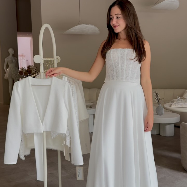 Which one is your VIBE? 🤍

Es gibt so viele unterschiedliche Möglichkeiten, wie ihr euren Look für eure standesamtliche Trauung stylen könnt. Hier seht ihr ein paar Beispiele als Inspiration 🥰 

#braut #brautkleider #bridetobe #brautblüte #hochzeitskleid #standesamt #standesamtkleid