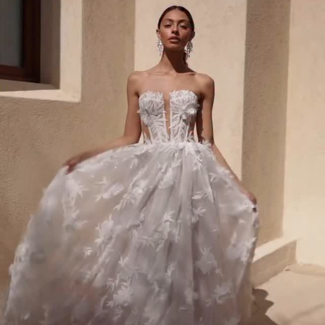 We want MORE! Of LONGORIA by @agnieszkaswiatly 💘 Dieses Kleid ist ganz neu bei uns angekommen, aus der neuen Agnieszka Swiatly Kollektion ✨ Ihr findet es in unserem Kölner Store 🫶🏼 

#braut #brautblüte #brautkleid2026 #brautstyling #bridetobe #hochzeit #hochzeitskleider #agnieszkaswiatly