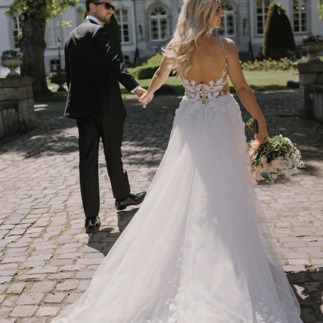 REAL BRIDE JULIA 🤍

Die liebe Julia hat ihren Marijan geheiratet und sah einfach nur zauberhaft schön aus! Wir lieben das Kleid an dir so sehr 🫶🏼 

CLAIRE by @dama_couture ✨

Danke auch an @anuanet für die tollen Fotos! Und euch - liebe @juliialuckas - wünschen wir alles Liebe für eure gemeinsame Zukunft! 

#braut #brautkleider #brautköln #brautkleid #hochzeit #hochzeitskleider #köln #düsseldorf #krefeld #brautblüte #bride2025 #bridaltrends #shesaidyes