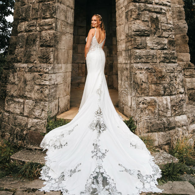 REAL BRIDE LORENA ✨
An ihrer Seite ihr Mark, umgeben von einer familiären, herzlichen Atmosphäre. Genau so haben die beiden ihr Ja-Wort gefeiert. Sommerlich, bunt & blumig 🌼💛
Lorena hatte sich von Anfang an gewünscht, ein Fit and Flare Brautkleid anzuprobieren, hätte aber nie gedacht, dass sie sich darin so unglaublich wohlfühlen würde. Umso schöner, dass es genau dieses figurbetonte Kleid mit einer atemberaubend langen Schleppe geworden ist. Wir sind verliebt in diesen besonderen Moment und finden, dass sie einfach zauberhaft aussah. ✨
Dress: @essenseofaustralia 
Bride: @lorena_kl_ 
Photo: @linda.maier.fotografie 
Location: @fritzlarerdombraeu 
#braut #brautkleid #fitandflare #brautmode #hochzeitskleid #brautlook #hochzeit #bride #schleppe #weddingdress #brautblüte #bridestyle #weddinginspo
