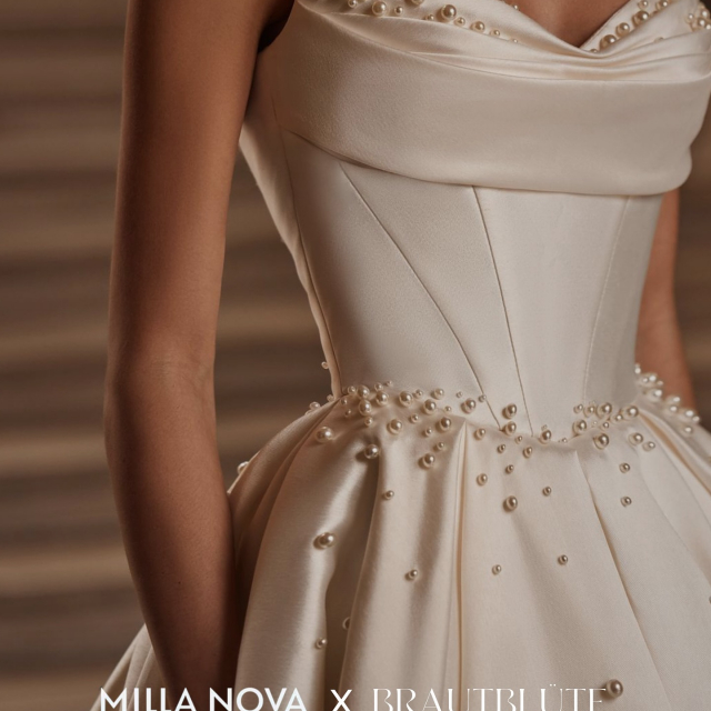 BRAUTBLÜTE x MILLA NOVA ✨
Wir sind ab sofort exklusiver Partner von @millanova und haben damit Deutschlands einzigen Milla Nova Shop-in-Shop. In unserem Kölner Store findet ihr auf über 200 qm separatem Raum, eine super große Auswahl an Brautkleidern von Milla Nova, Lorenzo Rossi und White & Lace ✨ . Natürlich führen wir die anderen Designer auf über 1000 qm ebenfalls weiter. Vereinbare jetzt deinen Termin bei uns! Unsere Kollektion kannst du dir vorab schon auf unserer Website angucken. Hier zeigen wir alle Kleider ganz transparent 🤍
#brautkleid #brautblüte #millanova #shopinshop