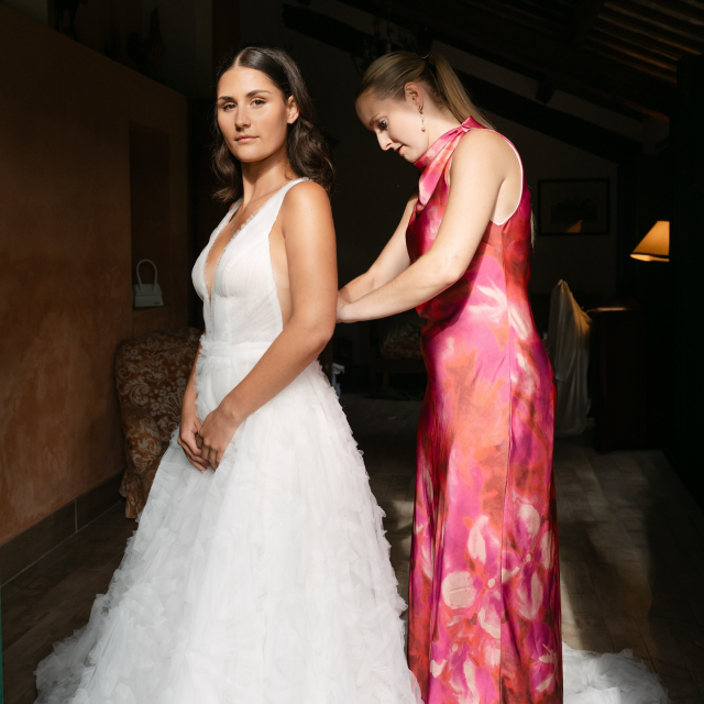 REAL BRIDE JULIE 🤍🦋
Was für eine wunderschöne Braut! Wir sind ganz verliebt in die Fotos und wünschen euch nur das Beste für eure gemeinsame Zukunft! Danke, dass wir dich auf deinem Weg zu deinem Traumkleid begleiten durften 🤍
bride: @julieschroeter 
photo: @ynaundmarius 
video: @ynaundmarius 
content creator: @wed_amore 
planning and design: @villagiulia.wedding 
papeterie: @honeybird.cards.tanjajurgens 
florals: @fontanafiori 
hair: @hairfashioncattolica_ 
band: @ferdysax_ 
venue: @villagiulia.wedding 
wedding speaker: @bunte_zeit 
dress: @martinalianabridal via @brautbluete 
earrings: @_studioena 
shoes: @manoloblahnik 
suit: @suitsupply 
man jewelry: @montblanc
#brautblüte #realbride #braut #brautkleid #weddingday #hochzeitskleid