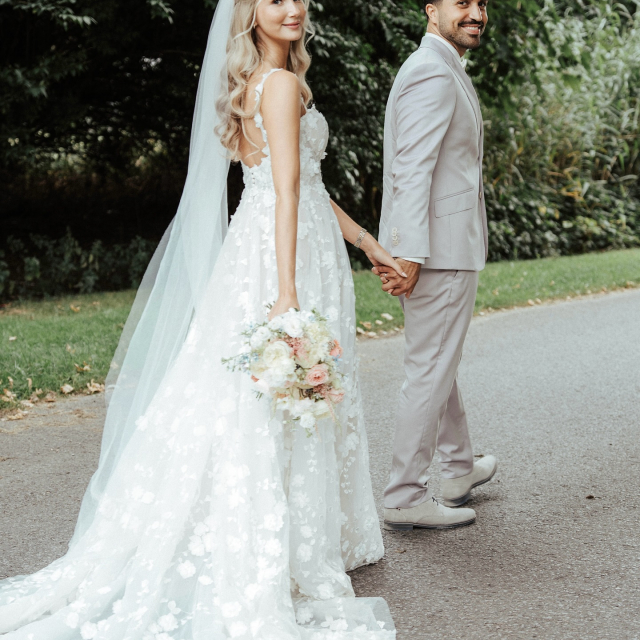 REAL BRIDE KIM 🤍
Unter dem Motto Pastellträume haben die beiden ihre wundervolle Hochzeit im Schloss Horst in Gelsenkirchen gefeiert. ✨ Sowohl die Blumendeko als auch die Outfits der Gäste erstrahlten in sanften Pastellfarben 🩷💛🧡 Nach fast 14 Jahren Beziehung - davon über zwölfeinhalb Jahre als Paar - war es endlich so weit: das große Ja-Wort. Kim sah einfach umwerfend schön aus in ihrem Brautkleid und wir wünschen euch alles Gute! 
Bride: @_kimosman 
Location: @schloss_hochzeit 
Dress: @evieyoungbridal 
Photo: @feelbeautifulwedding 
Flowers: @ruhrpottblumenrw 
#pastellhochzeit #braut #brautkleid #hochzeit #schlosshorst #gelsenkirchen #pastellfarben #weddingdress #brautlook #brautmode #weddinginspo #brautblüte