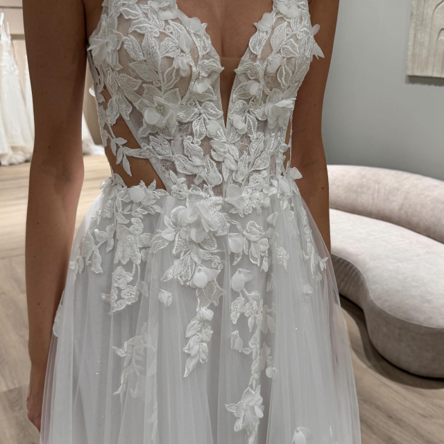 NEW IN STORE - Drei atemberaubende Kleider von @dama_couture aus der neusten Kollektion 🤍
Jedes Kleid erzählt seine eigene Geschichte. Von romantisch-verspielt bis hin zu elegant und modern ✨ Diese Looks zeigen, wie vielseitig Brautkleider sein können 🫶🏼 
Jetzt aber die wichtigste Frage: In welchem würdest du deine beste Freundin am ehesten sehen? 🤗 
#brautkleider #brautblüte #damacouture #bridetobe #brautmode #nrw #braut