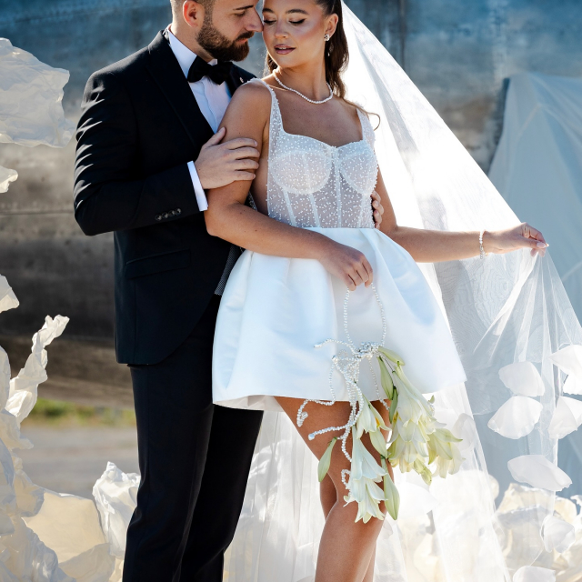 Wow - was für tolle und vor allem besondere Fotos in unserem Kleid von @madewithlovebridal 🤍 Vor einem echten Flugzeug in der Motorworld Köln entstanden - und wir sind verliebt in das Setting ✨ Ihr auch?
Konzept / Workshop: @hochzeitsprofis_akademie Location: @motorworld_koeln_rheinland 
Fotografie: @annas_momente 
Fotografie Dozenten: @rockstein.fotografie 
Redner Dozentin: @imnamendesgluecks @trauredner_werden
Kreativ-Designerin / Floristin / Drapiererin:
@yano_design_studio
Mobilar: @nimmplatz
Torte: @verenadipasquale_tortendesign 
Papeterie: @liebeaufpapier_weimar
Kleid: @madewithlovebridal by @brautbluete 
Styling: @belsellence_beauty
Brautschmuck & Schleier: @belsellencestore
Anzug: @brautstudioelena
Ringe: @mimosring 
Models: @loreenxchris
#brautkleid #brautblüte #styledshooting #weddingdress #flugzeug #brautkleid