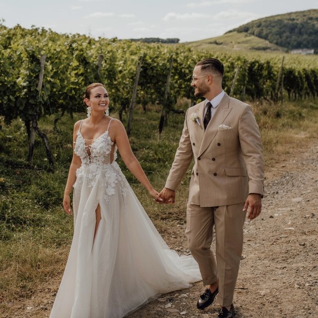 Jasmin & David 🤍 

Liebe auf den ersten Blick…auch beim Kleid! Manchmal sieht man sein Traumkleid einfach zufällig - so wie Jasmin ✨ Sie hat es ein paar Tage vor ihrem Antrag auf Instagram entdeckt, sofort abgespeichert und als sie es dann anprobierte, war alles genau so, wie sie es sich vorgestellt hat 🤍 

Ihr Tipp an alle Bräute:
✨ Genießt jeden Moment eurer Hochzeit
✨ Verbringt so viel Zeit wie möglich mit eurem Partner 

Liebe Jasmin, lieber David, wir wünschen euch von Herzen alles Liebe, Glück und unvergessliche gemeinsame Momente 🥹 Ihr saht ganz toll aus!

Dress: @agnieszkaswiatly 
Bride: @jasmin_sta
Photo: @zweiklang_fotografie 
Location: @eventlocation_maibachfarm 

#brautblüte #realbride #echtebraut #brautkleidliebe #brautkleidsuche #traumkleid #bridetips #brauttipps
#hochzeitsinspiration #bridalinspo #bridalinspiration #bridetobe #futurebride #loveislove #hochzeitmitliebe