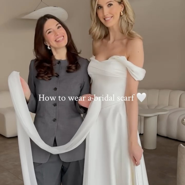 How to wear a bridal scarf 🤍

In diesem Video zeigen wir dir:
✨ wie du einen Bridal Scarf unterschiedlich tragen kannst
✨ welche Wirkung er je nach Styling erzeugt
✨ wie dein Brautlook damit clean, edgy oder ultra elegant wird

Ob:
– minimalistisch
– modern chic 
– fashion forward 
– oder als softer Schleier-Ersatz

💫 Ein Bridal Scarf gibt deinem Brautkleid sofort ein High-Fashion-Upgrade finden wir!

#bridalscarf #brautaccessoires #brautstyling #modernbride #bridalfashion #hochzeitsinspiration #brautlook #brautkleid #weddingstyle
#minimalbride #fashionbride #bridaltrends #brautmode2026 #scarf #bridalscarf