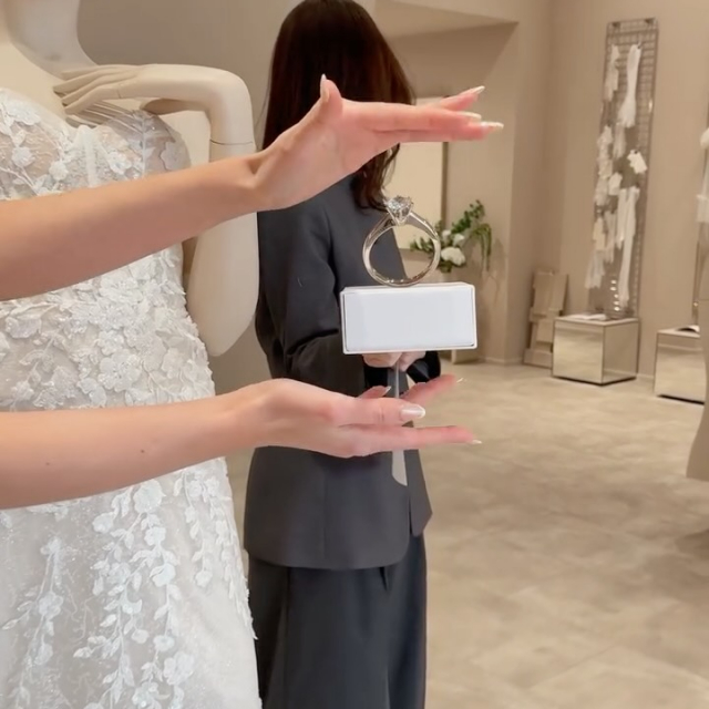 💍 Einen Antrag können wir euch leider nicht machen…aber wenn ihr „Ja“ zu eurem Kleid sagt, fühlt es sich manchmal trotzdem an wie Zauberei 🫶🏼 Wir verstehen unser Handwerk - versprochen! Es gibt keinen Stil an Brautkleidern, den ihr bei uns nicht findet 🤍 …und natürlich auch Ringe in allen möglichen Varianten ✨

#braut #brautblüte #brautkleid #zauberei #shesaidyes #brautzauber #brauthandwerk
