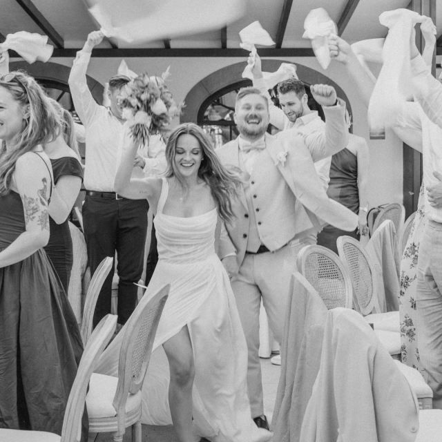 Helena & Yannick 🤍 Toskana-Feeling in der Pfalz ✨

Helena & Yannick haben mit echtem Toskana-Feeling mitten in der Pfalz geheiratet und das an einem der heißesten Tage des Sommers 🌼 Helena entschied sich für ein wunderschönes Brautkleid von @millanova - leicht, modern und perfekt für eine Sommerhochzeit 🤍 Liebe Helena, lieber Yannick – wir wünschen euch von Herzen alles Liebe, Glück und unendlich viele sonnige Momente gemeinsam!

Location: @morrhof
Bride: @hellisophie 
Photo: @candidaandmaxjan
Traurednerin: @freierednerin_jasminfaour
Floristik: @bluetenzauber_lu
Hochzeitstorte: @christmann_manufaktur
Hair & Make-Up: Der Friseur Köln @derfriseur_koeln

#brautblüte #realbride #echtebraut #sommerhochzeit #summerwedding #destinationvibes #toskanafeeling
#hochzeitinderpfalz #modernbride
#milanova #milanovabride #brautkleidinspiration #bridalinspo