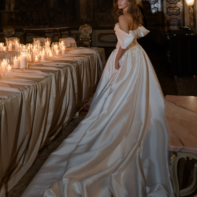 Wedding Vibes in Venice ✨ Wir lieben einfach alles daran und sind verzaubert von den Fotos von @tali__photography 🤍 

Photo @tali__photography 
Host @tali__photography @workshopsbytali
Planner @lussoevents 
Textiles @creusa_studio
Catering: Mise en place @acquolinacatering.savourvenice
Location: @ca_sagredo_venice
Florist: @centrofiorivenezia
Makeup artist: @laranavarrinimakeup
Hair stylist:@sauro_official 
Tableware: @villeroyboch 
Silverware: @broggi1818
Rentals: @noloparty
Wedding cake: @pasticceriaaltheatro 
Wedding stationery: @pegandco_studio

#brautblüte #styledshooting #venice #weddingphotographers #weddinginvenice #brautkleid