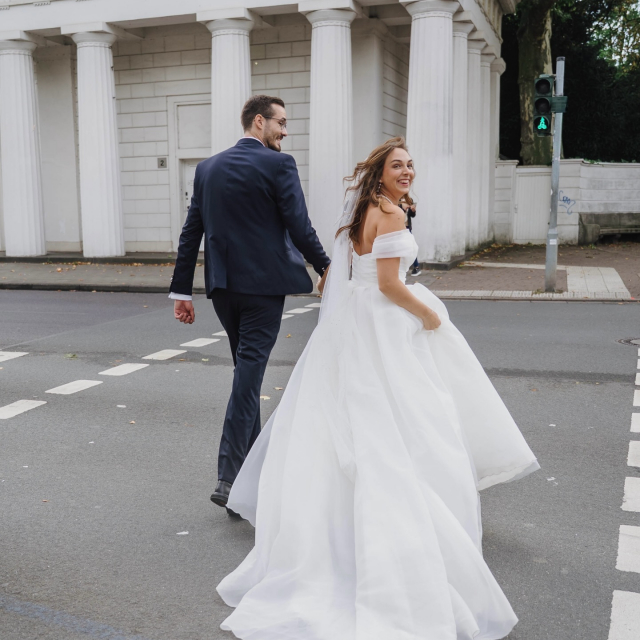 Caroline & Markus 💫

Die beiden haben sich bewusst für eine
standesamtliche Hochzeit entschieden, ohne großes Aufsehen, dafür mit ganz viel Gefühl ✨ Ein entspannter Tag mit ihren liebsten Menschen,
genau so, wie sie es sich gewünscht haben.
Und am Ende war es sogar noch schöner,
als sie es sich vorgestellt hatten 🤍
Caroline trug ein zartes A-Linien-Kleid mit Carmen-Trägern - schlicht, feminin und einfach zauberhaft ✨
Manchmal sind es genau diese stillen Hochzeiten,
die einem besonders im Herzen bleiben! 🥰 Alles Liebe für euch!!

Dress: Daisie by @enzoani 
Photo: @suseferberfotografie 
Location: @am_bertasee 
Bride: @caro.ro96 

#standesamtlichehochzeit #civilwedding #brautmoment #modernbride
#alinebrautkleid #carmenkleid
#brautmode #bridalinspo
#hochzeitsliebe #intimatewedding
#brautboutique