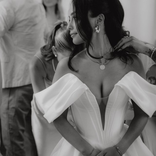 Mathilda & Jani ✨ dream wed 🤍

Spätsommer, Liebe & so viel Eleganz 🤍 Mathilda & Janni haben an einem warmen Augusttag Ja gesagt und Mathilda sah in ihrem Kleid von @dama_couture einfach bildschön aus ✨ Clean, elegant und trotzdem außergewöhnlich. Perfekt eingebettet in ein Hochzeitskonzept aus Vintage-Vibes
und zarten Pastell- & Naturtönen 🤍🌸

Danke euch beiden für euer Vertrauen
und diese wundervollen Bilder ✨ Wir wünschen euch von Herzen nur das Beste 🤍

Bride: @lillon 
Location: @weisse_villa_events
Photo: @sinaundpia
Streichquartett: @astoria_streichquartett
Floristik: @a_trendfleurs
Traurednerin: @jenny_traut_dich
Live Zeichnerin: @farbmomentebynica 

#realbride #brautmoment #hochzeitliebe
#brautkleid #damacouture #bridalfashion
#modernbride #cleanbride #elegantbride
#hochzeitsinspiration #vintagewedding
#spätsommerhochzeit #bridalinspo
#brautmode #brautboutique