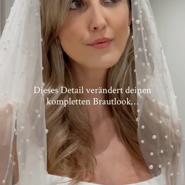 Manche Bridal Looks funktionieren nicht laut. Sie wirken leise und bleiben genau deshalb im Kopf 🤍 Ein Perlenschleier verändert nicht das Kleid. Er verändert, wie man sich fühlt.

Plötzlich ist dieser Moment da, in dem aus einem schönen Kleid ein echter Brautlook wird ✨ Gerade bei cleanen, modernen Kleidern ist es oft genau dieses eine Detail, das alles zusammenbringt.

#perlenschleier #brautaccessoire #brautstyling #bridalinspo #modernbride #cleanbride #brautkleid #bridalfashion #hochzeitsinspiration #timelessbride #weddingdetails #brautmode #brautboutique