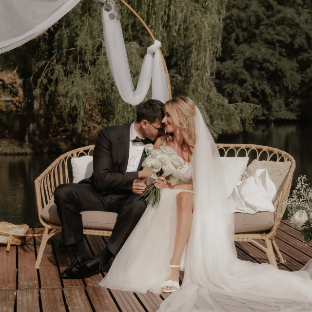 Zwei Kulturen. Eine Liebe. Vivian & Abud ✨

Sie haben ihre arabisch-deutsche Hochzeit
in Schwarz, Weiß & Gold gefeiert: Edel, modern und voller Bedeutung 🤍

Vivians Kleid? Eine A-Linie mit zarten 3-D-Blüten,
und ganz besonders: Es war das erste Kleid, das ihr bei der Suche aufgefallen ist und genau dieses Kleid hat sie zu Brautblüte geführt ✨

Manchmal weiß man einfach sofort,
wenn es das Richtige ist 🤍 Und Vivian sah darin einfach zauberhaft aus! Danke euch beiden für euer Vertrauen und dafür, dass wir Teil eurer Geschichte sein durften ✨

Bride: @vivianb257 
Dress: @dama_couture 
Location: @scheunentraum
Photo: @annesprung.fotografie
Trauredner: @wortbegleiter 
Pianist: @keys.of.gabriel 
Friseur: @haircut.by.stefan

#realbride #arabicwedding #germanarabwedding
#brautmoment #brautkleid #alineweddingdress
#3dblumen #bridalinspo #brautmode
#hochzeitsinspiration #modernbride
#bridallove #brautboutique