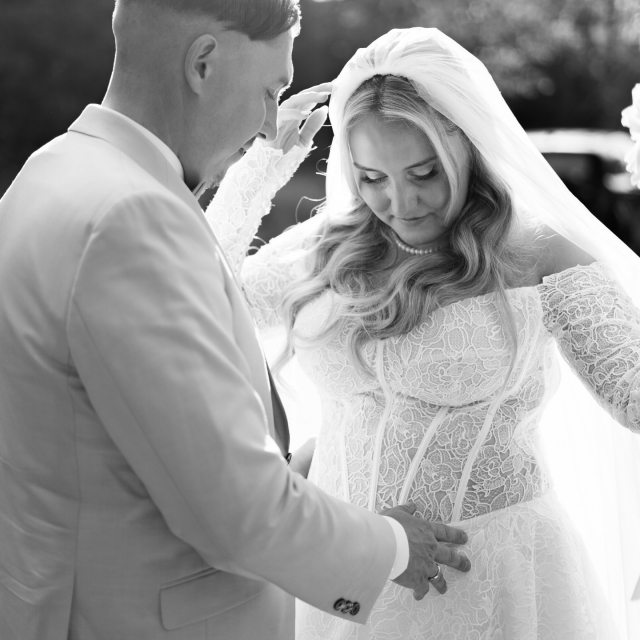 Melike & Julian 🤍 haben ihre Liebe mit einer Hochzeit voller Details gefeiert: Romantisch, gefühlvoll und einfach zauberhaft ✨Melike sah in ihrem Kleid von @evalendel einfach wunderschön aus! Besonders berührt hat uns ihr Satz: „Brautblüte hat die schönsten und außergewöhnlichsten Kleider.“

Danke für dieses wundervolle Kompliment 🤍
Wir wünschen euch von Herzen nur das Beste
für all eure gemeinsamen Kapitel ✨

Bride: @melikesch 
Photo: @gratze_photo
Location: @schlossgut_luell 
Styling: @yaluut 

#realbride #märchenhochzeit #bridalmoment
#brautkleid #iralendle #bridalfashion
#hochzeitsinspiration #modernbride
#brautmode #brautboutique #bridalinspo #hochzeitsliebe