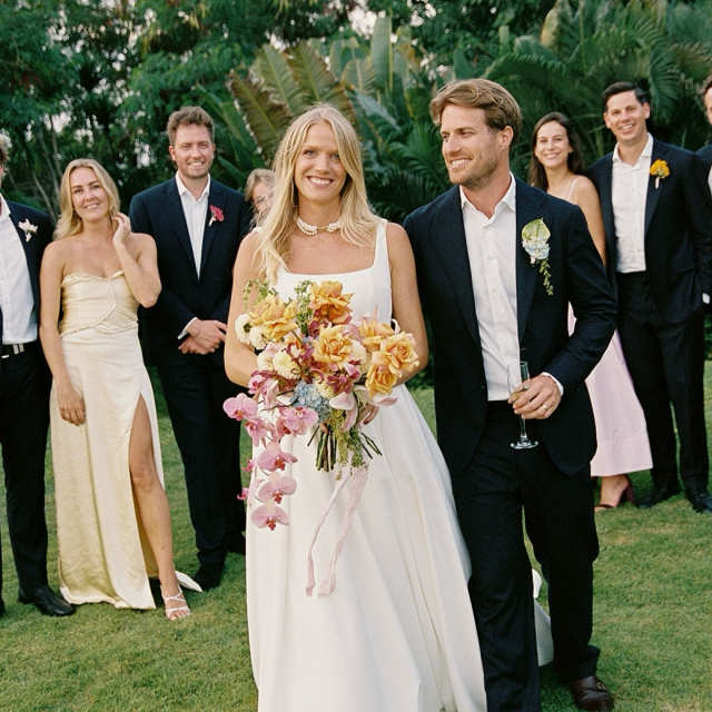 Maxi & Andy haben ihre Traumhochzeit über dem Ozean gefeiert 🌼 direkt an den Klippen von Uluwatu, Bali 🌱

Die Kulisse? Atemberaubend! Die Stimmung? Magisch.
Für ihr Traumkleid ist Maxi extra aus Amsterdam zu uns in die Brautblüte gekommen und die Erfahrung hat sie als unvergesslich beschrieben ✨ Wir sind überglücklich, Teil dieser wunderschönen Geschichte gewesen zu sein und danken euch für die traumhaften Fotos 🤍

Wir wünschen euch nur das Beste für eure gemeinsame Zukunft 💫

Bride: @maxigloria 
Dress: @missstellayork 
Photo: @tomcoburn_ 
Location: @uluwatusurfvillas 

#realbride #bridalinspo #brautkleid
#brautboutique #brautmode #hochzeitsinspiration
#destinationwedding #baliwedding #ulewatu
#brautmoment #modernbride #bridalfashion
#traumhochzeit #weddingphotography