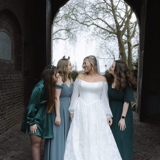 Lena & Julian 🤍
Eine Weihnachts-Winterhochzeit wie aus dem Bilderbuch ✨ Festlich geschmückt, ein Schloss, das perfekt zu ihren Vorstellungen gepasst hat und ein Tag voller Wärme trotz Winter. Lena sah einfach wunderschön aus in ihrer A-Linie, vor allem mit den Ärmeln - elegant, zeitlos und einfach ganz sie 🤍
Besonders schön: Schon ihre Schwester hatte ihr Kleid bei uns in Krefeld gefunden und für Lena stand deshalb schnell fest, dass sie ihren Weg zur Brautblüte gehen möchte.
Danke, dass wir dich begleiten durften 🥰
Dress: @essenseofaustralia
Photo: @corinnawirtzfotografie
Bride: @lenaaa.bro
Location: @kasteellimbricht
DJ: @fullerdj_
#realbride #winterhochzeit #alinebrautkleid #brautkleid brautblüte