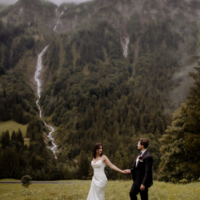 Tanja & Fabio 🤍

Burgunderrot, warme Töne und eine Atmosphäre wie aus einem Märchen. Eigentlich standen auf Tanjas Merkliste: Tüll, Glitzer, Spitze. Geworden ist es am Ende etwas ganz anderes: Ein cleanes, figurbetontes Kleid von @millanova Seema 🤍

Manchmal überrascht einen genau der Look,
mit dem man nie gerechnet hätte. Und genau das macht es perfekt. Wir wünschen euch von Herzen nur das Beste ✨

Bride: @tanja_ngy 
Photo: @michaelbanert 
Villa: @villamaund 
Stylist: @makeup_nadjaboll 
Music: @taylorharold 

#realbride #modernbride #cleanbride #brautkleid #brautmode bridalinspo weddinginspo burgundywedding hochzeitsinspiration millanova brautblüte realwedding
