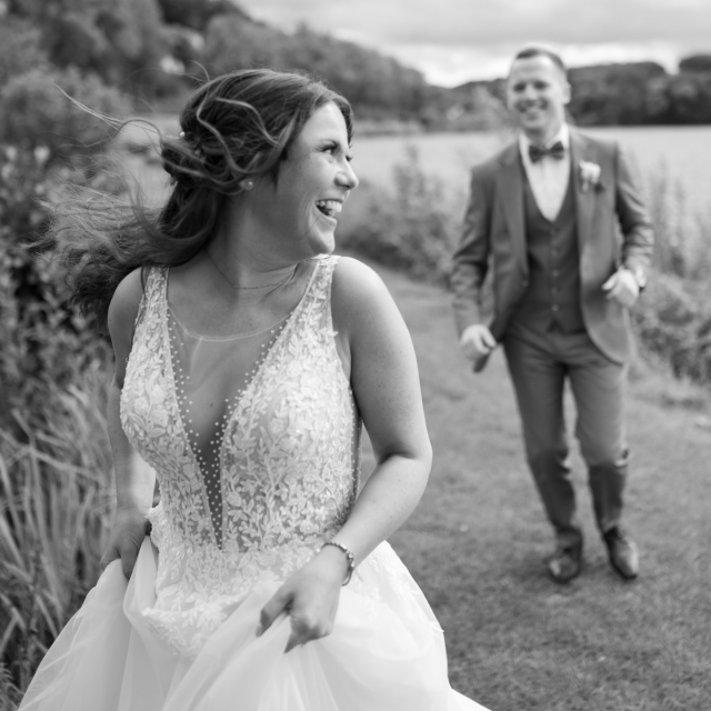 Laura & Jona 🤍

Zwölf Jahre Geschichte und 2024 dann der Antrag auf Kreta ✨ Laura sah einfach wunderschön aus in ihrer A-Linie von @ria.tener - zeitlos, elegant und voller Leichtigkeit 🤍

Dass sie sich bei uns so wohlgefühlt hat,
ist für uns wirklich das schönste Kompliment überhaupt. Danke, dass wir dich auf diesem Weg begleiten durften ✨

Bride: @laurabialowons 
Photo: @curlsenvogue 
Flowers: @blumenliebe_finnentrop 
H&M: @volkan.studio 

#realbride #modernbride #alinebrautkleid brautkleid brautmode