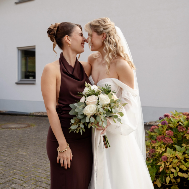 Johanna & Yannick 🤍
Eine Hochzeit, die zeitlos, romantisch und vor allem familiär war ✨ Johanna wusste direkt, dass sie zur Brautblüte möchte - inspiriert durch die vielen wunderschönen Kleider bei @zwischentuellundtraenen 🤍 Am Ende wurde es eine A-Linie mit aufregendem Ausschnitt. Sehr elegant, besonders und einfach perfekt für sie.
Die beiden sahen einfach nur zauberhaft aus ✨
Wir wünschen euch von Herzen alles Gute für eure gemeinsame Zukunft 🤍
Photo: @butfirst.wedding
Bride: @johannabrn_94
Dress: @martinalianabridal
Location: @galeriehammerwerk
Deko: @zauberhaft_und_tausendschoen
Styling: @k.s._beauty_und_co._
#realbride #alinebrautkleid #romanticwedding #brautkleid #brautblüte