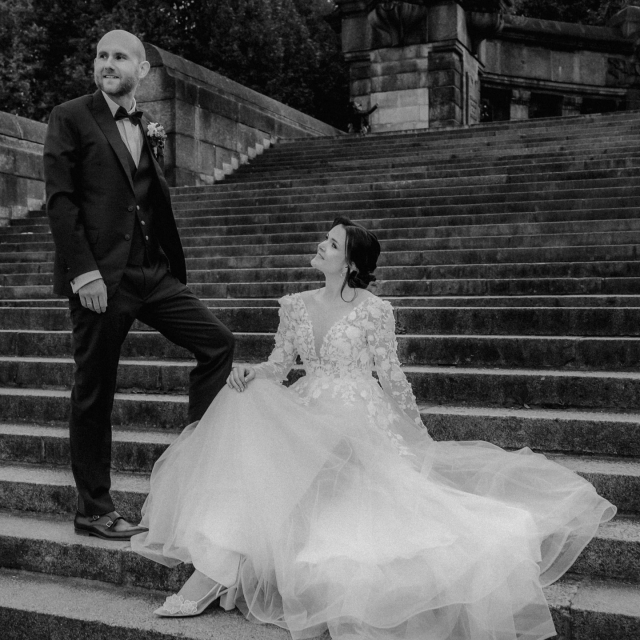 Larissa & Alex 🤍

Eine Herbsthochzeit in warmen Farben, Sonne im Gesicht und ganz viel Liebe 🍂 Die beiden sind seit 2020 ein Paar und für die Brautblüte Düsseldorf hat sich Larissa ganz bewusst entschieden. Besonders geschätzt hat sie, dass man sich online schon vorab
durch die Kleider klicken und inspirieren lassen kann 🤍
Danke für dieses schöne Kompliment! In ihrer A-Linie von @dama_couture mit zarten 3-D-Blüten sah Larissa einfach traumhaft aus - ein Look, der perfekt zu diesem goldenen Herbsttag gepasst hat ✨

Wir wünschen euch von Herzen nur das Beste 🤍

Bride: @lari_day 
Location: @gerhards.genussgesellschaft
Photo: @clemensgeiger
Hair & Make up Artist:@thebeautykey
Konditorei: @cafewerrmann
Florist: @bloemcherliebe
DJ/Licht- und Tontechnik: @dj_marvin_a

#realbride #herbsthochzeit #autumnwedding #modernbride #brautkleid