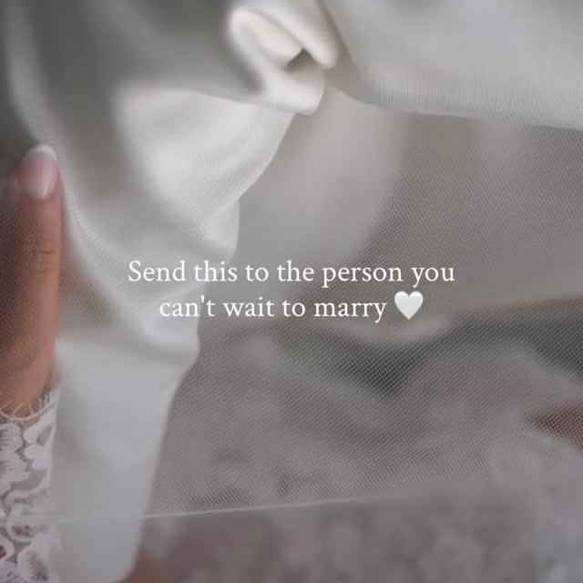 An die Person, mit der sich Alltag plötzlich nach Zuhause anfühlt.
An die Person, bei der alles Sinn macht…auch das Chaos dazwischen 🤍

Heiraten ist kein Märchen. Es ist eine Entscheidung. Für Vertrauen. Für ein gemeinsames Wir. Für die Liebe. Also schicke es unbedingt an deinen Lieblingsmenschen - einfach, weil du es kaum abwarten kannst! 🥹

Danke an @fotostudio_didio für das tolle Video & auch an das tolle Paar @gianniauri__ ✨🫶🏼 Das Kleid ist natürlich von uns 😊

#verlobt #bridetobe #hochzeitsinspiration #bridalera #brautblüte