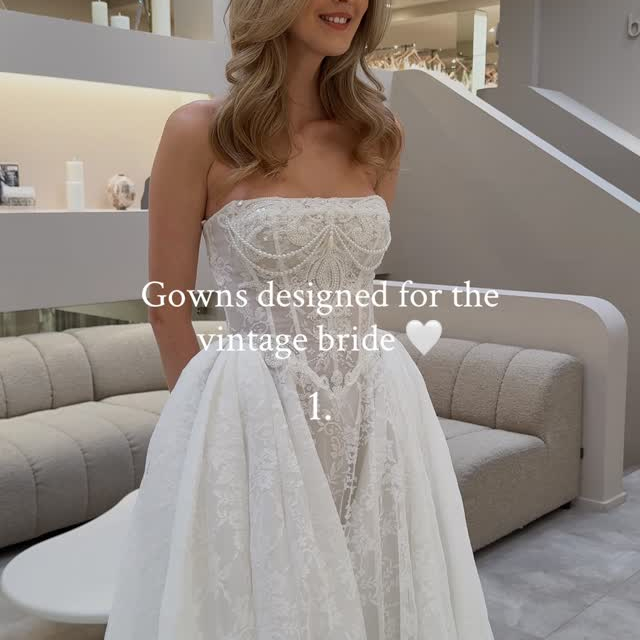 FOR OUR VINTAGE BRIDES ✨
Was für traumhaft schöne Kleider, oder? Für welches würdet ihr euch entscheiden? Die Wahl ist manchmal garnicht so einfach 🤫
#brautblüte #vintagebride #vintagegowns #brautkleider #vintagehochzeit