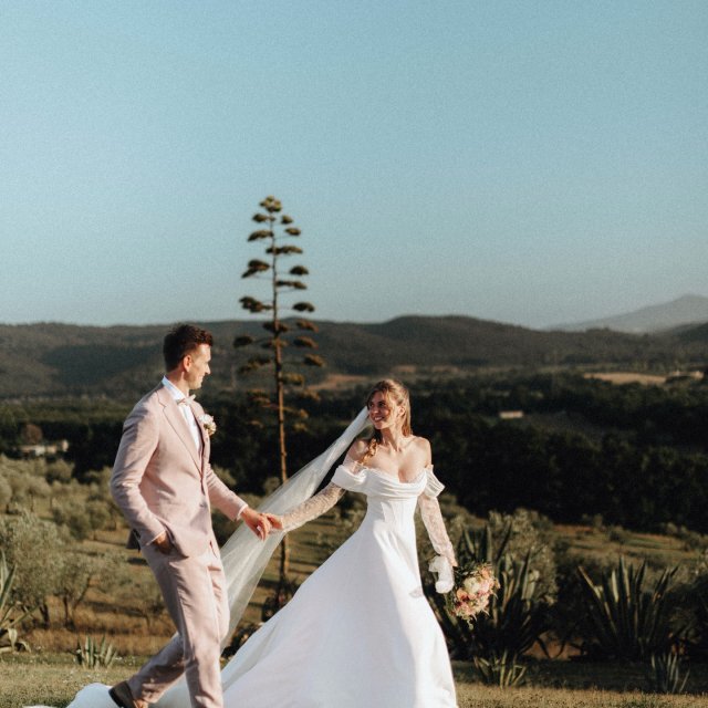 Wow wow wow! Was für eine Traumhochzeit 🫶🏼 Julie und Frederic sehen einfach nur zauberhaft aus. Wir wünschen euch nur das Beste dieser Welt und bedanken uns auch bei @channy_photographie_ für die tollen Fotos ✨
Location: @conventodimontepozzali
Dress: @evalendel
Drohne: @manumickler
BRAUTKLEID
BRAUTBLÜTE
WEDDING
REALBRIDE