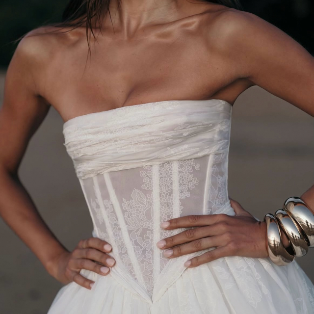 NEW IN 🤫 Unser Geheimtipp für die neue Saison. Dieses Kleid ist auf jeden Fall ein Statement. Feinste Spitze trifft auf eine moderne Silhouette mit Basque Waist und genau dieser Schnitt macht es zum absoluten Trendpiece für alle Bräute, die nicht „klassisch“, sondern ikonisch heiraten wollen.

JACARANDA by @alenaleenabridal ist ganz neu bei uns angekommen und ab sofort exklusiv in der Brautblüte Düsseldorf anprobierbar 🤍

BRAUTBLÜTE
MODERNBRIDE
BRIDETOBE
2026BRIDE
MODERNLOOK