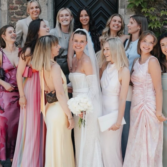 Heute ist Weltfrauentag 🌼 Aber ehrlich? Frauen sollten nicht nur heute gefeiert werden. Unsere Real Brides zeigen, was es bedeutet, ihren eigenen Weg zu gehen. Sie definieren sich nicht über Erwartungen. Sie entscheiden selbst, wie sie lieben, leben und heiraten ✨
Wir feiern alle Frauen.
Die Leisen. Die Lauten.
Die, die kämpfen.
Die, die zweifeln.
Die, die sich immer wieder neu erfinden.
Danke, dass wir euch auf einem so besonderen Stück eures Weges begleiten dürfen 🤍 Wir feiern euch und alle Frauen dieser Welt 🌱
WELTFRAUENTAG
BRAUTBLÜTE
REALBRIDES
SUPPORTWOMEN