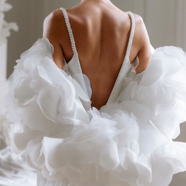 Clean girl… but make it bridal couture ✨ This cape by @wona_concept is the main character 💛 Was meint ihr? Würdet ihr es mit oder ohne tragen?

BRAUTKLEID
BRAUTBLÜTE
BRIDALCAPE
FASHION