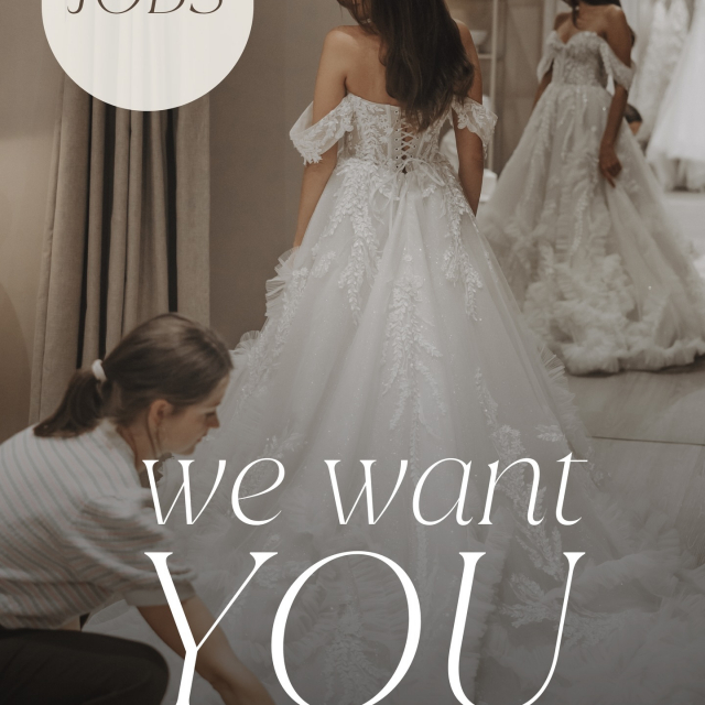 Mehr als ein Job: Komm in unser Brautblüte-Team 🧡

Bei der Brautblüte verkaufen wir keine Kleider. Wir begleiten Frauen in einem der wichtigsten Momente ihres Lebens 🫶🏼 Und genau dafür suchen wir Menschen, die nicht einfach nur arbeiten möchten, sondern Teil von etwas Besonderem sein wollen.

✨ Das erwartet dich bei uns ✨

• Verantwortung & echter Einfluss auf das Kundenerlebnis
• Ein junges, herzliches Team, das zusammenhält
• Raum für deine Ideen und deine Persönlichkeit
• Eine Wohlfühlatmosphäre statt klassischer Arbeitsalltag
• Ein Umfeld, in dem Emotion, Stil und Menschlichkeit zählen

Ob Styling, Social Media, Organisation oder Service - vielleicht passt du genau zu uns 🤗

✨ Bewirb dich jetzt unter
personal@brautbluete.de
(Startdatum & Gehaltsvorstellung nicht vergessen)

Alle offenen Stellen findest du über den Link in unserer Bio und natürlich auf unserer Website 🫶🏼 Wir freuen uns darauf, dich kennenzulernen!

#brautblüte #jobsnrw #kölnjobs #düsseldorfjobs krefeldjobs