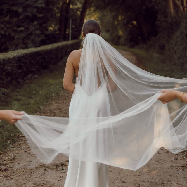 Pauline & Robin 🤍

Die beiden haben im September geheiratet und das bei bestem Wetter und mit einer Hochzeit, die super elegant und unglaublich stilvoll war. Alles war so liebevoll und ruhig gestaltet, genau wie die beiden selbst.

Pauline hat sich für ein figurbetontes Brautkleid mit tiefem Rückenausschnitt entschieden und sah darin einfach traumhaft schön aus. Ein kleines Detail, das uns besonders freut: Die beiden haben nicht nur Paulines Kleid bei uns gefunden, sondern auch ihre Eheringe. 🥹

Und als Pauline später zu uns meinte, sie würde ihr Kleid jederzeit wieder bei uns kaufen, hat uns das wirklich richtig glücklich gemacht 🫶🏼 Genau für solche Momente lieben wir unseren Job! 

Bride: @pauline_910 
Dress: @ariamobridal 
Photo: @sichtart_fotografie 
Traurede: @traufischer 
Dj: @djmonobeats 

BRAUT
BRAUTKLEID
BRAUTBLÜTE
HOCHZEIT
REALBRIDE