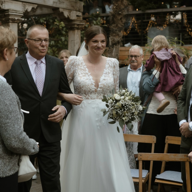 Saskia & Maik 🤍

Ihre Hochzeit war genau so, wie sie es sich gewünscht haben: modern, zeitlos und voller Herz. Saskia hat sich für ein wunderschönes A-Linien-Brautkleid aus Spitze mit langen Ärmeln entschieden - elegant, feminin und trotzdem ganz sie selbst. Als sie uns später erzählt hat, wie sie sich darin gefühlt hat, mussten wir direkt lächeln: „Ich habe mich nicht nur schön gefühlt, sondern einfach genau richtig.“ 🥰

Und ganz ehrlich, genau das ist für uns das größte Kompliment. Denn am Ende geht es nicht nur um ein schönes Kleid, sondern darum, dass unsere Bräute sich an ihrem Tag zu 100% wie sie selbst fühlen. Liebe Saskia, danke, dass wir dich auf dem Weg zu deinem Kleid begleiten durften ✨🌼

Dress: @dama_couture 
Location: @alteliebe_byladue 
Photo: @studiolaecheln 

BRAUT
BRAUTKLEID 
BRAUTBLÜTE
REALBRIDE
HOCHZEIT