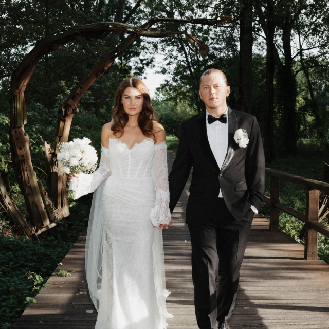 Jasmin & Thomas 🤍
Manche Liebesgeschichten beginnen schon viel früher, als man denkt. Jasmin und Thomas kennen sich tatsächlich schon seit der fünften Klasse und haben ihre Schulzeit zusammen verbracht. Damals noch als Freunde, bis aus dieser Verbindung irgendwann mehr geworden ist. Und jetzt haben die beiden schließlich „Ja“ zueinander gesagt 😊
Für ihren großen Tag hat Jasmin ein figurbetontes Spitzenkleid mit Ärmeln getragen und sah darin einfach unglaublich elegant aus. Ein Kleid, das perfekt zu ihr gepasst hat und ihre natürliche Ausstrahlung wunderschön unterstrichen hat 🌼✨
Liebe Jasmin, lieber Thomas - wir wünschen euch von Herzen alles erdenklich Gute für eure gemeinsame Zukunft und danken euch, dass wir euch auf dem Weg zu eurem großen Tag begleiten durften. 🤍
Dress: @wona_concept
Bride: @jasmin10.01
Photo: @elif.mengene
Location: @monberg_openair
Flowers: @nymph_blumendesign
Styling: @daniblossommakeup
BRAUTKLEID
REALWEDDING
BRAUTBLÜTE
HOCHZEIT