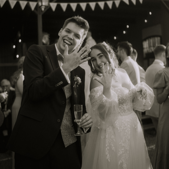 Joana & Mathias 🤍
Die beiden haben eine wunderschöne Scheunenhochzeit gefeiert und das mit ganz viel eigener Dekoration, viel Liebe zum Detail und einer Atmosphäre, die gleichzeitig modern und richtig elegant war. Alles war so persönlich gestaltet, dass man sofort gemerkt hat: Dieser Tag sollte sich einfach nach ihnen anfühlen.
Genau das war auch ihr Wunsch für die Hochzeit – authentisch, persönlich und vor allem voller Liebe und Freude. Und genau so soll es sein. Joana hat sich für ein wunderschönes A-Linienkleid mit tollen Spitzenärmeln von @essenseofaustralia entschieden und sah darin einfach traumhaft aus. Elegant, feminin und perfekt für diesen besonderen Tag. Alles Liebe für euch zwei 🤍
Location: @schloss_ehreshoven
Photo: @bylizapauline
SCHEUNE
HOCHZEIT
BRIDE
BRAUTKLEID
BRAUTBLÜTE