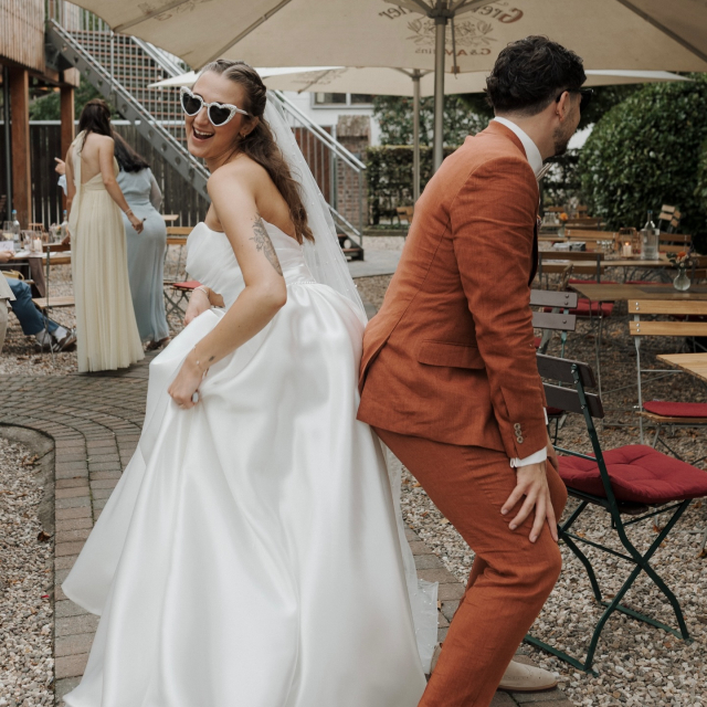 Ajlina & Marko 🤍
Das größte Anliegen der beiden für ihre Hochzeit war ganz klar: Der Tag sollte sich einfach nach ihnen anfühlen. Ehrlich, entspannt und authentisch. Und genau so haben sie auch gefeiert. Im kleinen Kreis mit 38 Herzensmenschen, ganz nah, ganz persönlich und voller Liebe.
Eileen hat sich für ein elegantes, cleanes A-Linienkleid entschieden und sah darin einfach traumhaft schön aus. Schlicht, modern und gleichzeitig unglaublich besonders ✨Wir wünschen euch von Herzen alles Liebe für eure gemeinsame Zukunft und danken euch, dass wir euch auf dem Weg zu eurem großen Tag begleiten durften 🥰
Bride: @ajlinapndk f
Dress: @arivilloso_official
Location: @hochzeiten.am.landgut
Photo: @juliahinkel_pictures
BRAUTKLEID
BRAUTBLÜTE
BRAUT
HOCHZEIT
REALBRIDE