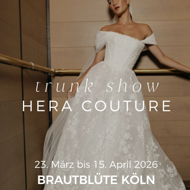 Trunk Show Alert ✨ @heracouture 💛

Ab heute wird’s bei uns ganz besonders: Die neueste Kollektion von Hera Couture ist für kurze Zeit bei uns in Köln und du kannst sie exklusiv anprobieren, noch bevor sie offiziell in die Stores kommt 🤍 Mit etwas Glück bist du also eine der ersten Bräute überhaupt, die diese Kleider sieht…und trägt 🫠

Du fragst dich, was eine Trunk Show ist?
Ganz einfach: Eine limitierte Zeit, in der wir eine neue Designer-Kollektion im Store haben, die sonst (noch) nicht verfügbar ist.

BRAUT
BRAUTKLEID 
TRUNKSHOW
BRAUTBLÜTE