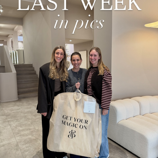 Was für eine Woche 🤫 voller Freude, neuen Entscheidungen, neuen Kleidern und natürlich glücklichen Bräuten ✨
1. Unsere liebe Braut hat ihr Kleid bei uns abgeholt und es war natürlich ein emotionaler Moment! 🥹
2. Die liebe Emilia von @madilanebridal hat uns in Köln besucht 🫶🏼 und wir haben uns neue Kleider angeschaut.
3. Auch @abrazi.jewelry hat neue Schleier mitgebracht ✨
4. Wir haben diese beiden hier für euch bestellt 💛
5. New Dress by @madilanebridal ✨
6. Unsere Braut Julia @julia.schudlo ist extra fünf Stunden mit dem Zug gefahren, um ihr Kleid mit einem Koffer bei uns in Krefeld abzuholen 🥲🫶🏼
7. Es gibt da diesen einen Platz im Büro unserer Chefin, der besonders blendet. Hier brauchte Dorothea dann auch eine Sonnenbrille 😅😎
8. Und wer produktiv sein will, braucht natürlich auch Verstärkung 🌱🩷
9. Ein Selfie als Erinnerung 💫
10. Farbe ist eingezogen im Büro von @jenna.cocreator ✨
11. Teamliebe 🩷
12. Wenn man einen Schornsteinfeger trifft, soll man ihn umarmen. Deswegen haben die Mädels in der nächsten Zeit auch doppelt und dreifach so viel Glück 😅🤫🫶🏼
13. Zwei tolle Mädels in zwei tollen Kleidern in Düsseldorf 🫶🏼 Da will man direkt mittanzen oder??
14. Dieser Rücken 🫠 wir lieben die bequemen Kleider von @grace_loves_lace ✨
15. Und natürlich haben wir auch wieder neuen Content für euch erstellt 🫶🏼 Wie findet ihr das Kleid?
RECAP
BRAUTBLÜTE
BRAUTKLEIDER
TEAM
