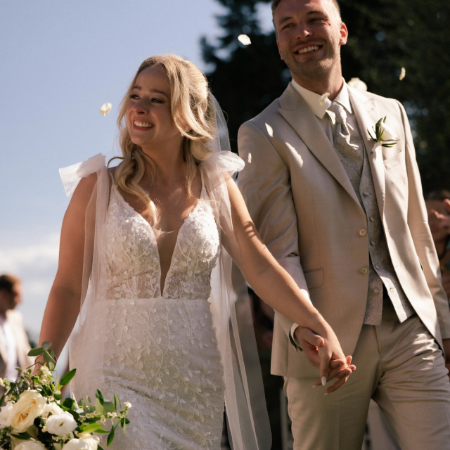 Mara & Marcel 🤍
Ein ganzes Wochenende voller Liebe, Sonne und Toskana-Feeling. Die beiden haben ihre Hochzeit im September letzten Jahres wirklich zu etwas ganz Besonderem gemacht. Freie Trauung unter freiem Himmel, eine unglaublich entspannte Atmosphäre und überall dieses Gefühl von „genau richtig“. ✨
Mara hat sich für ein figurbetontes Brautkleid von @mwlbride entschieden und sah darin einfach zauberhaft aus…modern, elegant und gleichzeitig total natürlich.
Ihr wichtigster Tipp an alle Bräute: Lasst euch nicht zu sehr von den Meinungen anderer beeinflussen. Am Ende muss vor allem euch euer Kleid gefallen 🫶🏼 Danke für euer Vertrauen, wir wünschen euch für eure gemeinsame Zukunft nur das Allerbeste ✨
Location: @villailpozzo
Foto: @wedding_flamingo
Catering: @deliziaricevimenti
Hair and Make-up: @nevzorovamakeup
Flowers: @_loasifloraldesigner_
Music: @edosparks
DJ: @veive.weddingdj
Bride: @mara_swzr
DRESS
BRIDE
BRAUTKLEID
TOSKANA
WEDDING