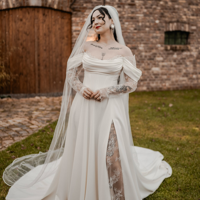 Ceren & Alexander 🤍

Eine ganz familiäre, persönliche Feier voller Liebe - genau so haben die beiden ihren großen Tag verbracht. Und Ceren sah dabei einfach wunderschön aus ✨

Das Besondere an ihrer Geschichte: Dieses Kleid hatte sie sich tatsächlich schon ein halbes Jahr vor der Verlobung abgespeichert…mit dem Gedanken: „Das möchte ich irgendwann mal anprobieren.“
Und genau dieses Kleid ist es am Ende auch geworden 🤍 @evalendel ✨

Ihr Tipp an alle Bräute: Hört auf euer Herz und auf eure eigenen Wünsche und Bedürfnisse. Genau das macht am Ende den Unterschied.

Liebe Ceren, lieber Alexander, wir wünschen euch von Herzen nur das Allerbeste für eure gemeinsame Zukunft und danken euch für euer Vertrauen 🤍

Bride: @chibicatastrophic 
Location: @borghofevents 
Photo: @lieblingsshooting 
Flowers: @anjas.blumenzauber 
Cocktails: @domscateringundcocktailbar 

BRAUTKLEID 
LIEBE 
HOCHZEIT 
REALBRIDE