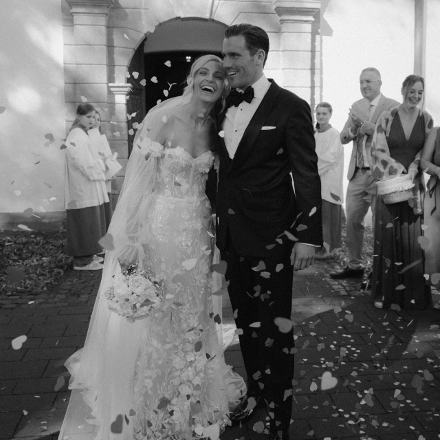 Marie & Philipp 🤍
Die beiden haben ihren großen Tag mit rund 80 Gästen gefeiert und das ganz persönlich, total entspannt und einfach voller schöner Momente. Genau so, wie man es sich wünscht.
Marie hat sich für ein figurbetontes Brautkleid mit 3D-Blüten und abnehmbaren Ärmeln von @dama_couture entschieden und sah darin wirklich einfach traumhaft aus. So besonders, modern und gleichzeitig super elegant…die Fotos sprechen wirklich für sich ✨
Liebe Marie, lieber Philipp, wir wünschen euch von Herzen alles Liebe für eure gemeinsame Zukunft und danken euch, dass wir euch auf dem Weg begleiten durften 🤍
Location: @herr_nilsson_arnsberg
Photo: @margitandsera
Papeterie: @reflect_papeterie
Floristik: @groenalund_neheim
Hochzeitstorte: @konditorel.krengel
Hair&Makeup: @francofalcone_hairdesign
BRAUTKLEID
LIEBE
HOCHZEIT
BRAUTBLÜTE
REALBRIDE