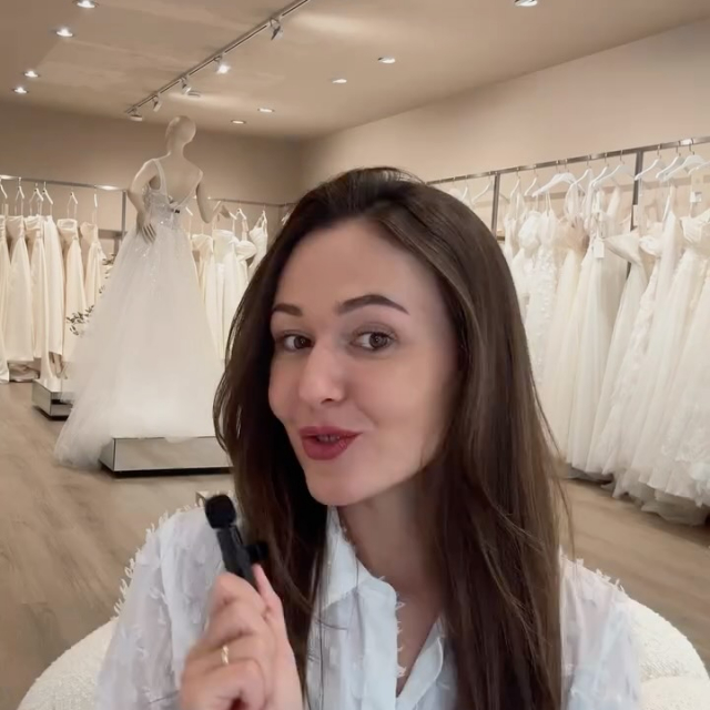 Feiertage sind irgendwie anders, wenn man verlobt ist 😄🐣 Eigentlich will man einfach nur entspannt Zeit mit der Familie verbringen…und plötzlich geht es nur noch um die Hochzeit. Meinungen, Tipps, Fragen und gefühlt hat jeder etwas zu sagen.

Und ganz ehrlich? Manchmal ist das total schön. Und manchmal merkt man erst dadurch, was man selbst eigentlich wirklich will.

Schick das deswegen unbedingt deiner Freundin, die gerade verlobt ist - sie wird sich safe wiedererkennen 😂✨…und natürlich frohe Ostern euch allen!! 🌼🫶🏼 #happyeaster 

OSTERN
HOCHZEIT
FAMILIE