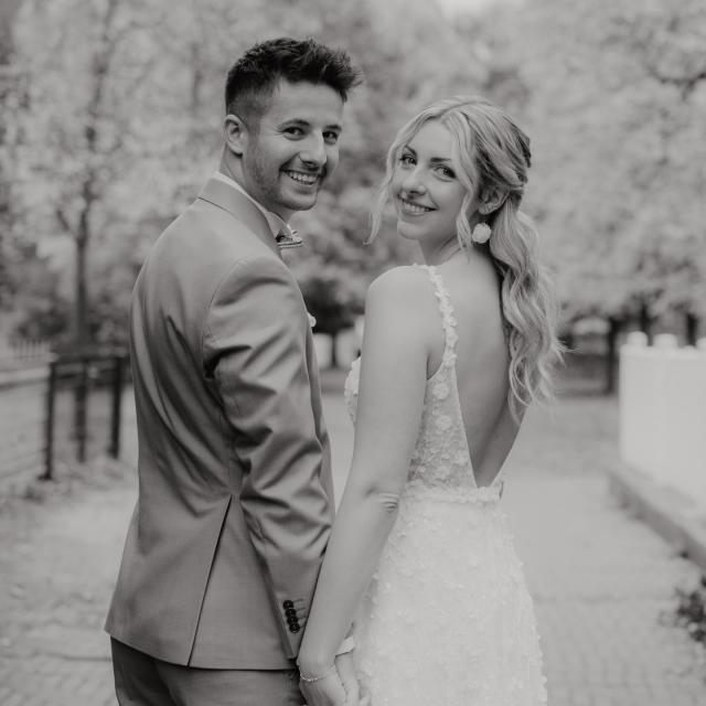 Klara & Giacomo 🤍 

Eine mediterrane Traumhochzeit mit Zitronen, Olivenzweigen und natürlich Limoncello. Die beiden haben ihren großen Tag einfach wunderschön und mit so viel Liebe zum Detail gefeiert. Alles war leicht, sommerlich und voller Lebensfreude ✨ 

Klara hat sich für eine traumhafte A-Linie mit 3D-Blüten von @mwlbride entschieden und sah darin einfach bezaubernd aus. So frisch, feminin und perfekt passend zu diesem besonderen Setting. 

Liebe Klara, lieber Giacomo, wir wünschen euch von Herzen alles Liebe für eure gemeinsame Zukunft und danken euch, dass wir euch auf eurem Weg begleiten durften 🤍  #brautblüte 

Bride: @klara_leo_ 
Photo: @louisahoppe.de 
Hair: @jasmin_k_make_up_artist_ 
DJ: @djmusicmm 

BRAUTKLEID 
LIEBE 
HOCHZEIT
BRAUT