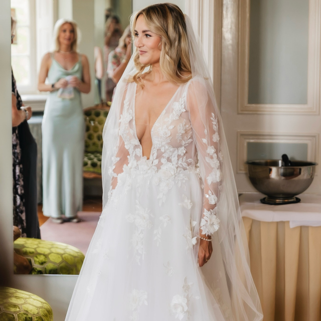 Nina & Julian 🤍

Eine freie Trauung, ganz viel Liebe in der Luft und ein Getting Ready mit den engsten Freundinnen…genau so hat Ninas großer Tag begonnen. Gemeinsam anstoßen, lachen, diesen besonderen Moment genießen, bevor alles losgeht ✨

Nina hat sich für ein wunderschönes A-Linien Brautkleid mit 3D-Blüten und langen Ärmeln entschieden und sah darin einfach traumhaft aus. So elegant, feminin und gleichzeitig total besonders.

Liebe Nina, lieber Julian, wir wünschen euch von Herzen alles Liebe für eure gemeinsame Zukunft und danken euch, dass wir euch auf diesem Weg begleiten durften 🤍

Dress: @abellabride 
Location: @schlossarff.events 
Bride: @ninajonen 

BRAUTKLEID 
LIEBE 
HOCHZEIT 
BRAUTBLÜTE 
REALBRIDE