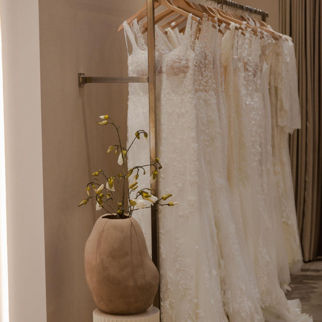 Wann kommen eigentlich neue Brautkleid-Kollektionen bei euch an? 🤍
Diese Frage bekommen wir wirklich ständig gestellt und die Antwort überrascht viele: Neue Kleider kommen bei uns das ganze Jahr über an. Was aber viel wichtiger ist als die Kollektion: der richtige Zeitpunkt für DICH. Denn die meisten Designer haben eine Lieferzeit von 3–6 Monaten und genau deshalb empfehlen wir, etwa 7–9 Monate vor deiner Hochzeit mit der Suche zu starten.
So hast du die größte Auswahl, genug Zeit für Änderungen und vor allem: keinen Stress ✨ Speicher dir das ab, wenn du gerade in der Planung bist oder schick es einer Braut, die unbedingt noch einen Termin machen sollte 🤍 #brautblüte
BRAUT
BRAUTKLEID
HOCHZEIT